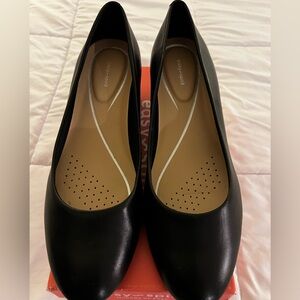 Easy Spirit flats; never worn, original box, no pets/no smoking. Ready to ship!